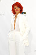 th_146007799_Rihannaarrivesatthe2011BillboardMusicAwardsshowinLasVegas22.5.2011_04_122_141lo.jpg